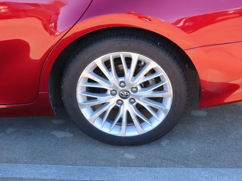 Used 2018 Toyota Camry XLE image 13