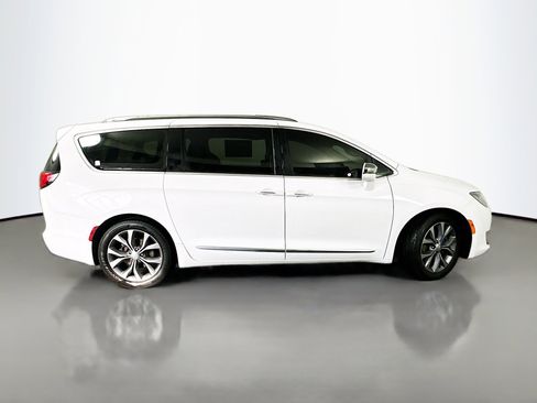 Used 2018 Chrysler Pacifica Limited image 8