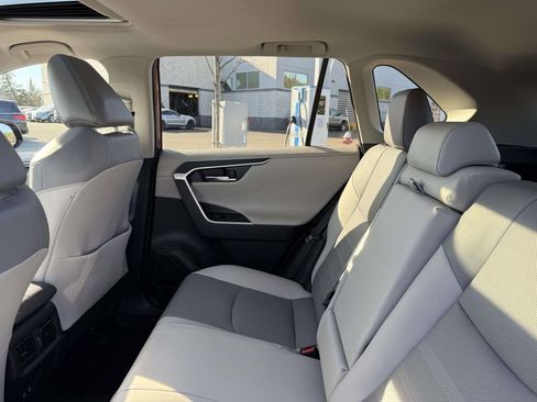 Used 2020 Toyota RAV4 Limited image 17