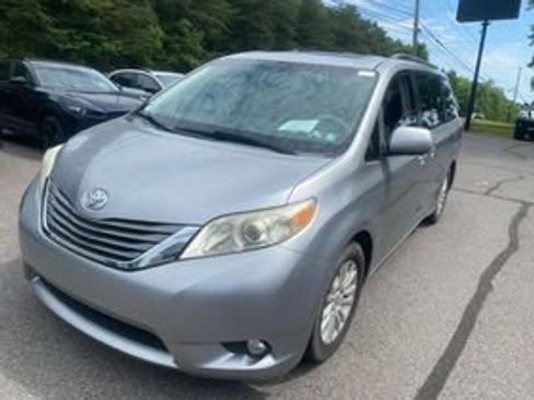 Used 2012 Toyota Sienna XLE FWD image 1