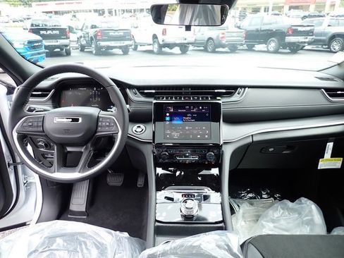 New 2025 Jeep Grand Cherokee L Altitude image 14