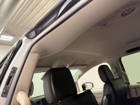 Used 2024 Chrysler Pacifica Touring-L image 53