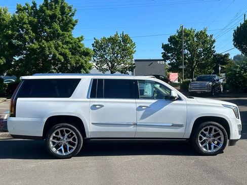 Used 2017 Cadillac Escalade ESV Premium Luxury AWD/4WD image 9