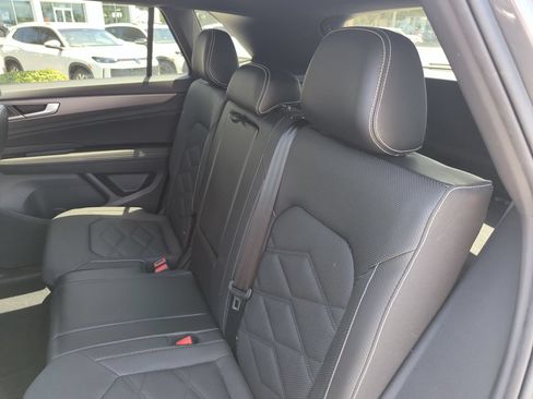 Used 2024 Volkswagen Atlas Cross Sport SE FWD image 29