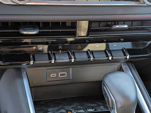 Used 2024 Chevrolet Colorado Z71 w/ Z71 Convenience Package 2 image 19