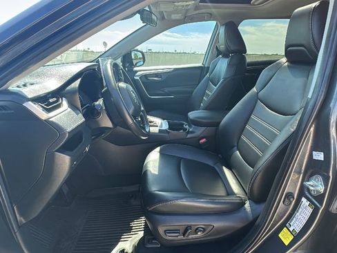Used 2020 Toyota RAV4 XLE Premium FWD image 4