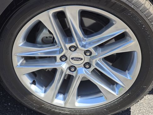 Used 2016 Ford Explorer XLT w/ Equipment Group 202A FWD image 3