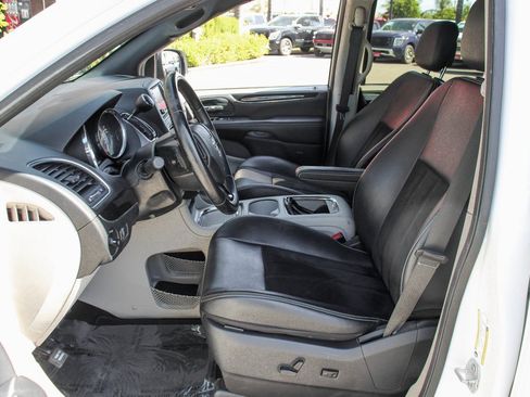 Used 2020 Dodge Grand Caravan SXT image 18