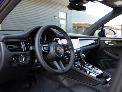 Certified 2025 Porsche Macan image 4