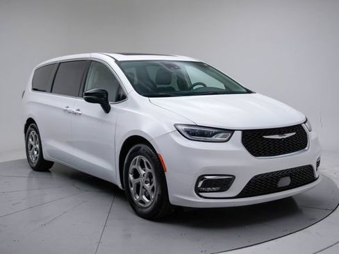 Used 2024 Chrysler Pacifica Limited FWD image 10