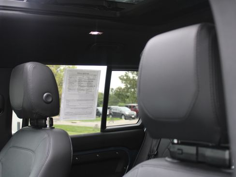 Used 2024 Land Rover Defender 110 S image 10