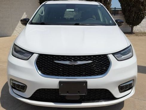 Used 2024 Chrysler Pacifica Touring-L FWD image 8