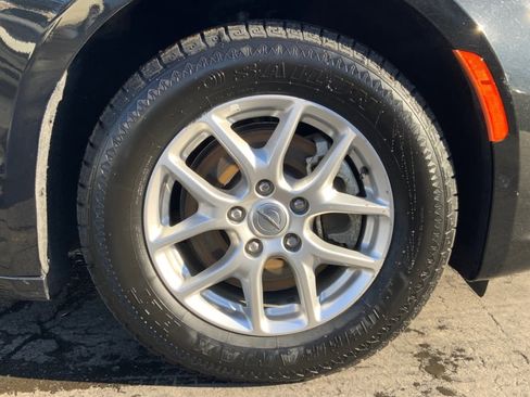 Used 2023 Chrysler Pacifica Touring-L image 26