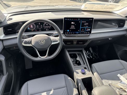 New 2026 Volkswagen Tiguan SE FWD image 7