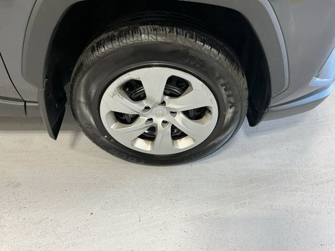 Used 2021 Toyota RAV4 LE AWD/4WD image 3