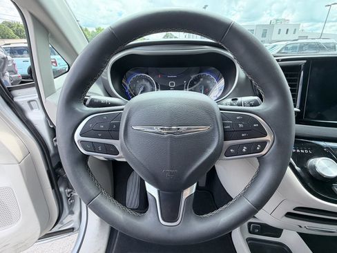 Used 2024 Chrysler Pacifica Touring-L FWD image 13