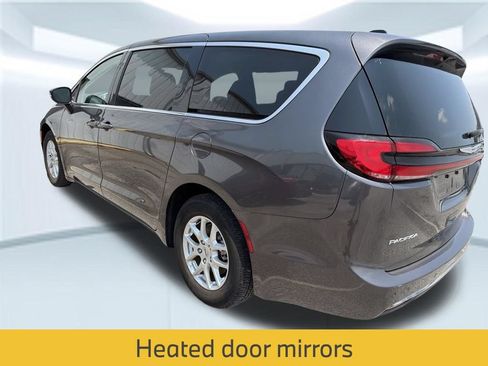 Used 2023 Chrysler Pacifica Touring-L FWD image 15