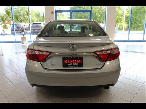 Used 2015 Toyota Camry SE FWD image 6