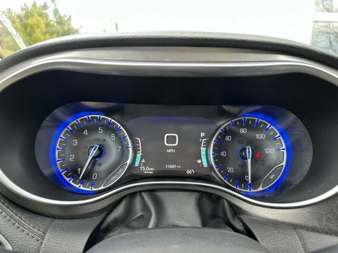 Used 2018 Chrysler Pacifica Limited image 40