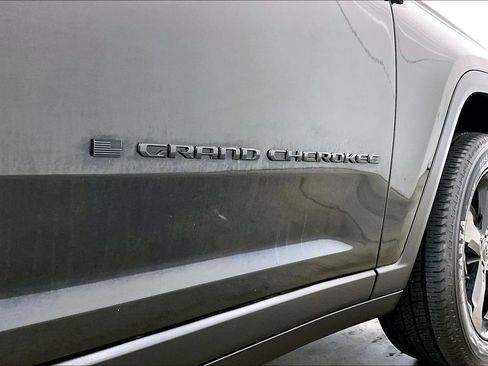 Used 2023 Jeep Grand Cherokee Altitude AWD/4WD image 21