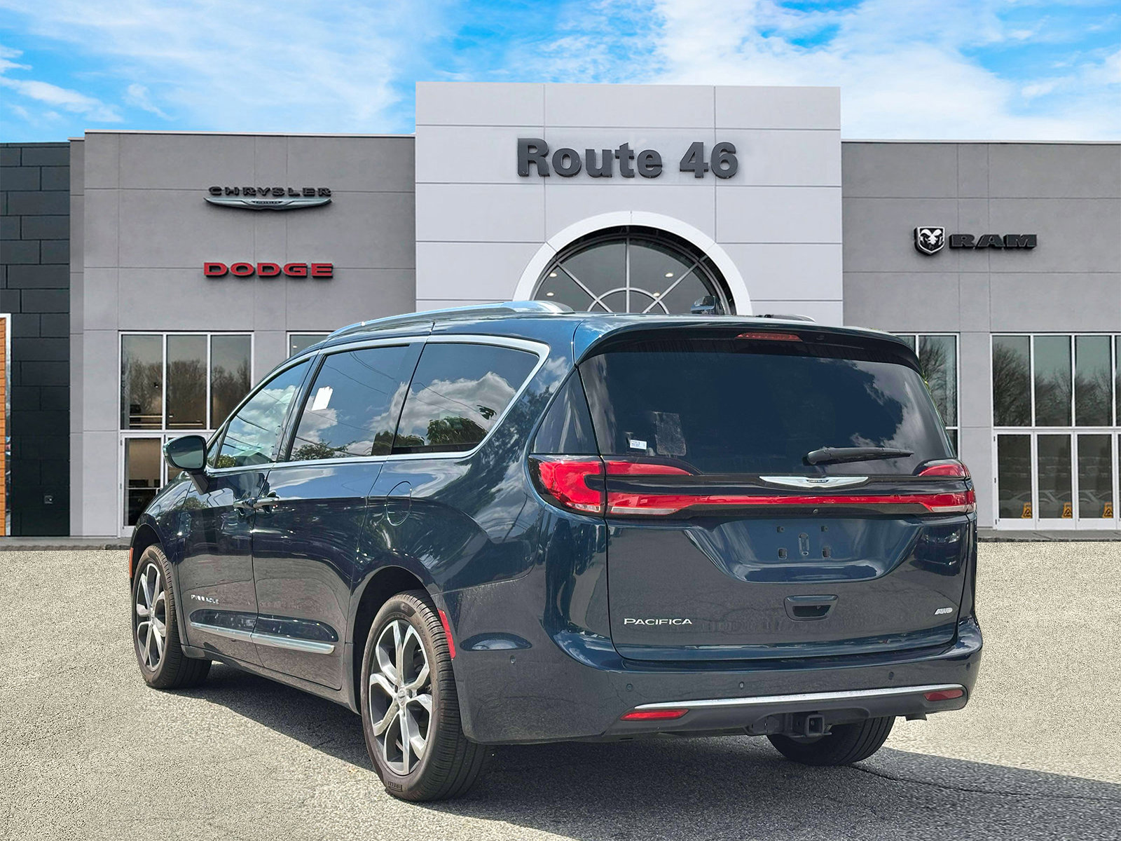 Used 2024 Chrysler Pacifica Pinnacle w/ Trailer Tow Group AWD/4WD image 4