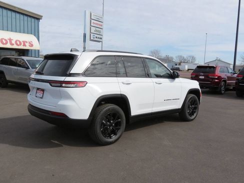 Used 2025 Jeep Grand Cherokee Altitude image 5