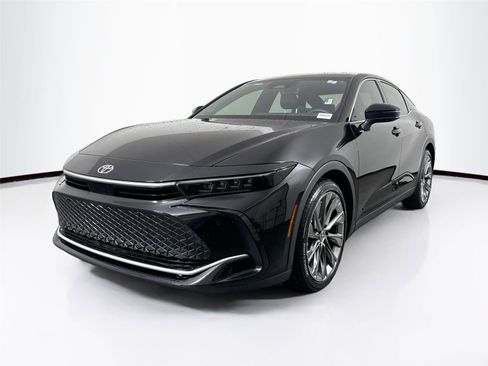 Used 2023 Toyota Crown Limited image 2