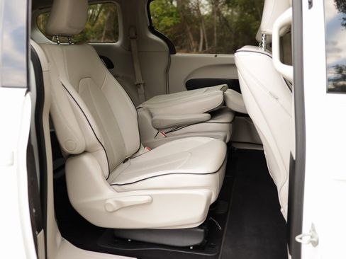 Used 2018 Chrysler Pacifica Limited w/ Advanced Safetytec Group image 36