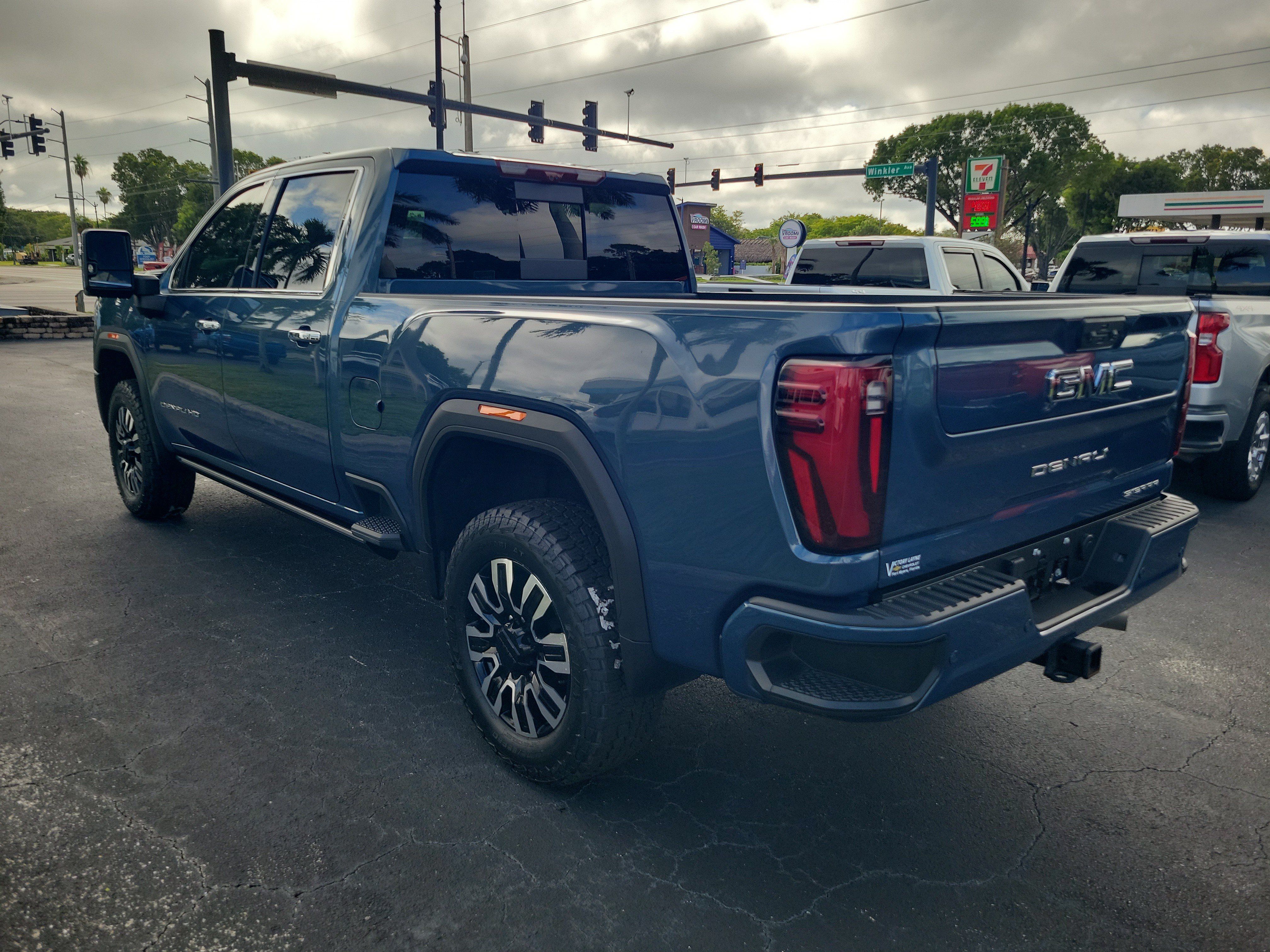 Used 2026 GMC Sierra 2500 Denali Ultimate AWD/4WD image 3