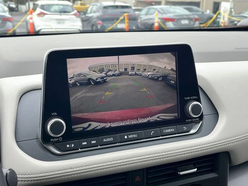 Used 2025 Nissan Rogue SV image 25