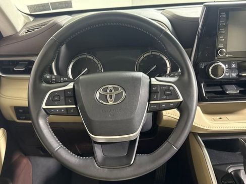 Used 2022 Toyota Highlander XLE image 9