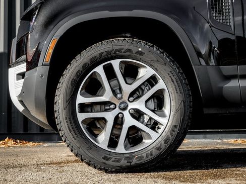 Used 2025 Land Rover Defender 110 S image 4