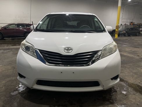 Used 2011 Toyota Sienna LE image 2