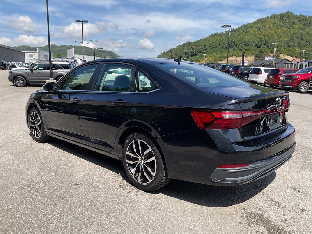 Used 2025 Volkswagen Jetta SE FWD image 4