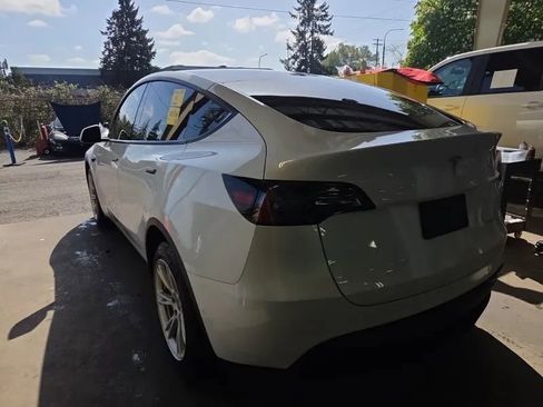 Used 2021 Tesla Model Y Long Range AWD/4WD image 2
