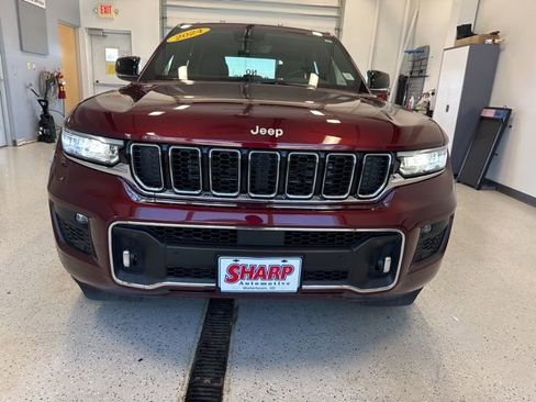 Used 2024 Jeep Grand Cherokee Overland w/ Luxury Tech Group IV AWD/4WD image 5