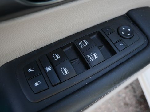 Used 2023 Chrysler Pacifica Touring-L image 20