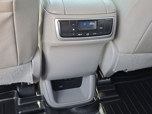 Used 2018 Toyota Highlander XLE FWD image 12