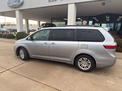 Used 2015 Toyota Sienna XLE image 8