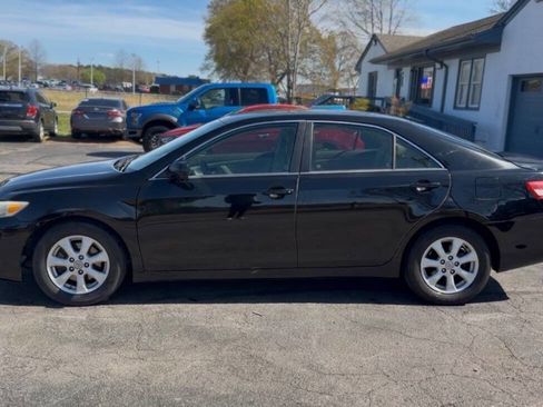 Used 2011 Toyota Camry LE image 4
