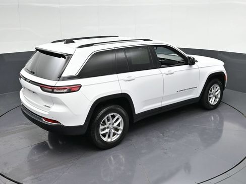 Used 2023 Jeep Grand Cherokee Laredo AWD/4WD image 27