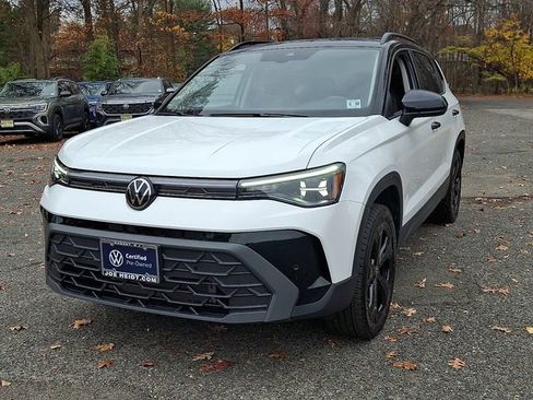 Certified 2025 Volkswagen Taos SE image 4