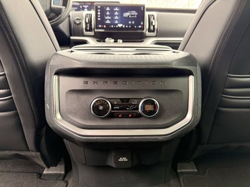 Used 2025 Ford Expedition Platinum image 39