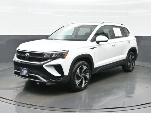Used 2023 Volkswagen Taos SE w/ Panoramic Sunroof Package AWD/4WD image 2