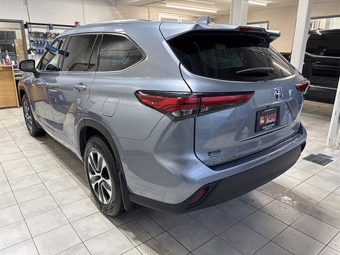 Used 2021 Toyota Highlander XLE AWD/4WD image 2