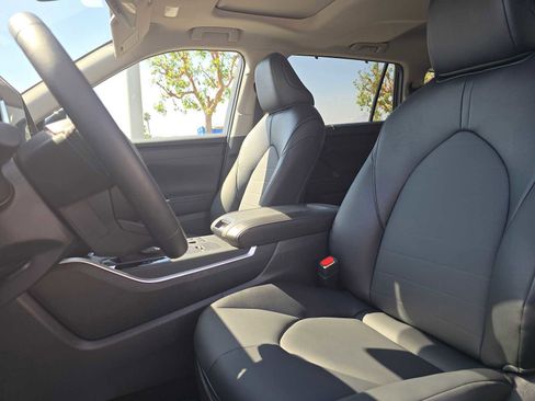 Used 2025 Toyota Highlander XLE FWD image 23