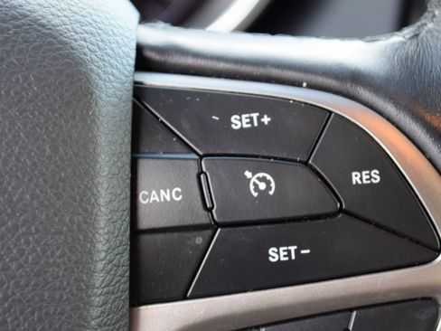 Used 2020 Jeep Grand Cherokee Limited AWD/4WD image 7