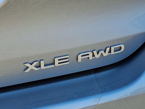 Certified 2024 Toyota Highlander XLE image 32