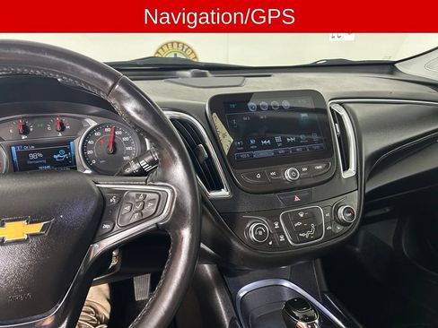Used 2018 Chevrolet Malibu LT w/ Leather Package FWD image 3