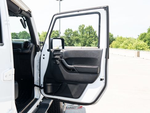 Used 2014 Jeep Wrangler Unlimited Sahara AWD/4WD image 35
